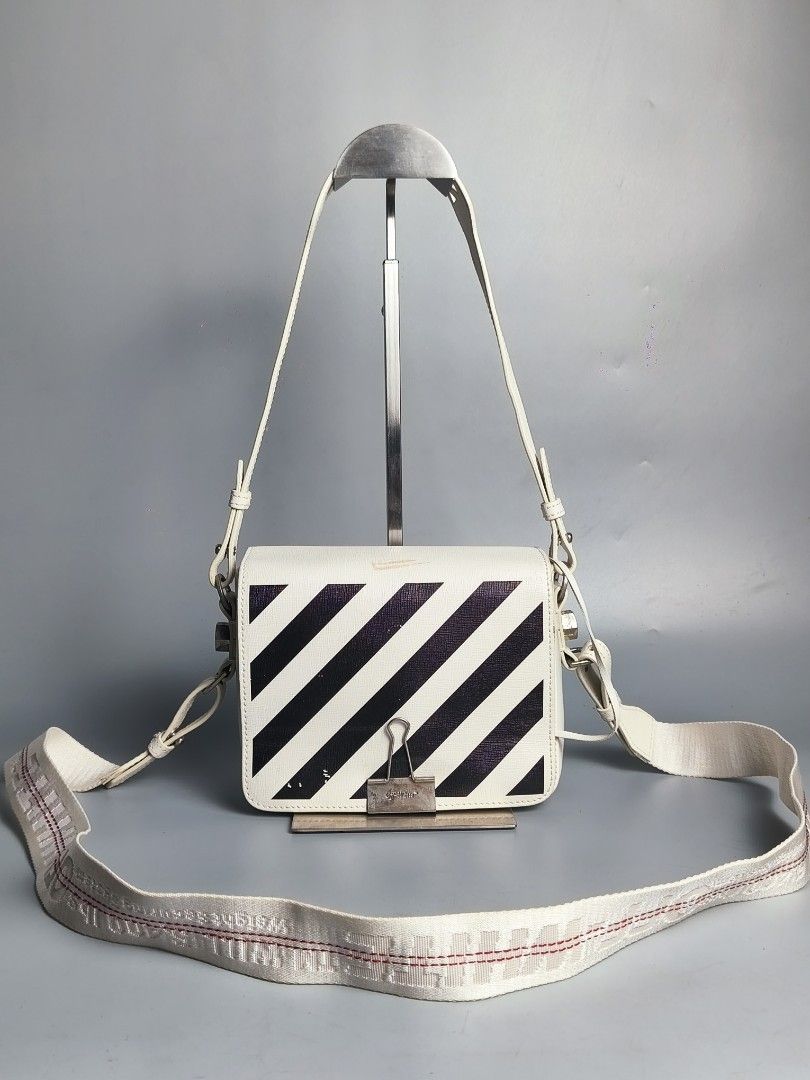 Off-White Diagonal Binder Clip Shoulder Bag (Category: Luxury Bags & Wallets) located in Bulacan. Submitted by 4kcollection.ph (Listing ID 1459269366, Image 1). Description: Off-White Diagonal Binder Clip Shoulder Bag Good Condition Size: Small Made in Italy Removable 2 Strap Sign of Use only Dm for sure buyer 📩 MOP: Gcash / Maya / BPI Courier: J&t / Lbc / Lalamove Location: SJDM Bulacan.