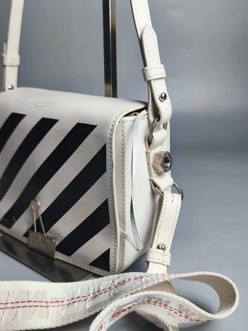 Off-White Diagonal Binder Clip Shoulder Bag (Category: Luxury Bags & Wallets) located in Bulacan. Submitted by 4kcollection.ph (Listing ID 1459269366, Image 3). Description: Off-White Diagonal Binder Clip Shoulder Bag Good Condition Size: Small Made in Italy Removable 2 Strap Sign of Use only Dm for sure buyer 📩 MOP: Gcash / Maya / BPI Courier: J&t / Lbc / Lalamove Location: SJDM Bulacan.
