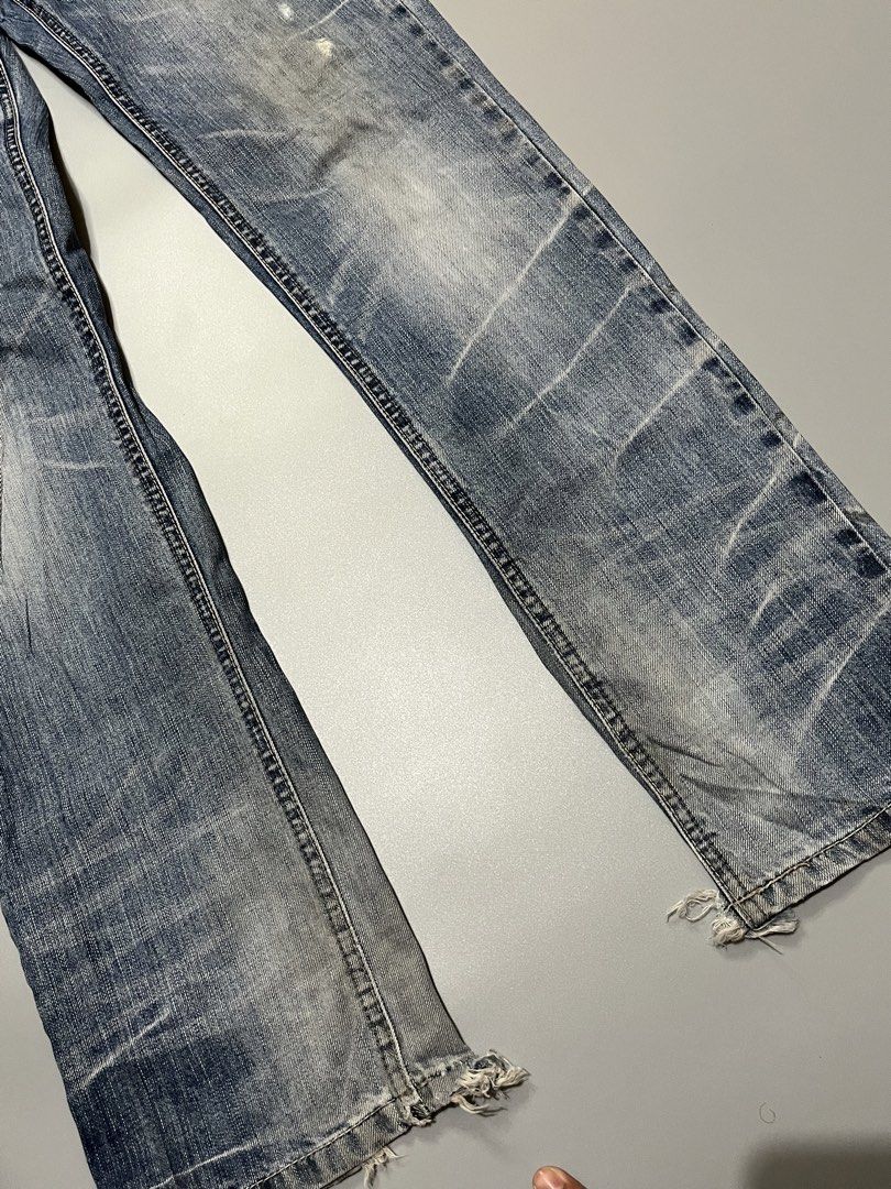 ONIARAI Washed Jeans Distressed Denim Blue (Category: Jeans) located in Manila. Submitted by jorgemabelin2001 (Listing ID 1459238881, Image 3). Description: - Blue wash denim jeans - Distressed look with fading and rips - Button and zip closure - Pockets on front and back - Raw, frayed hem edge - Ideal for a casual, edgy style -Dimes 31x43 -Hem 7.