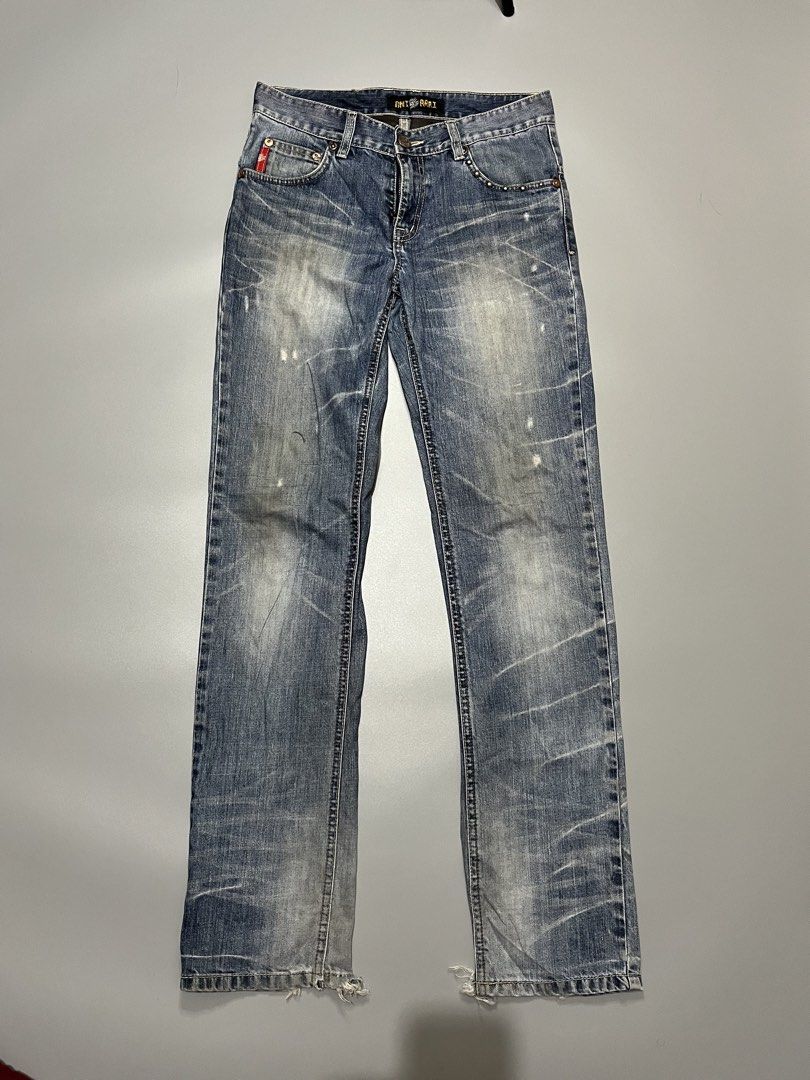ONIARAI Washed Jeans Distressed Denim Blue (Category: Jeans) located in Manila. Submitted by jorgemabelin2001 (Listing ID 1459238881, Image 1). Description: - Blue wash denim jeans - Distressed look with fading and rips - Button and zip closure - Pockets on front and back - Raw, frayed hem edge - Ideal for a casual, edgy style -Dimes 31x43 -Hem 7.