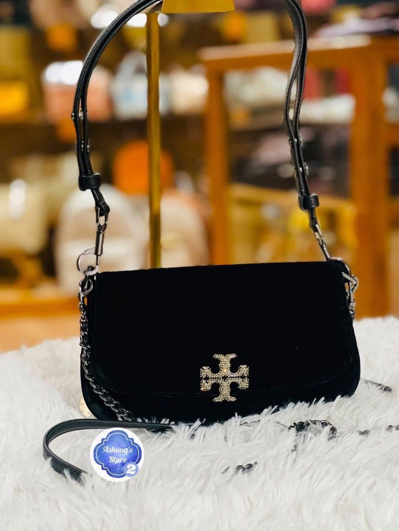 💯ORIGINAL TORY BURCH BRITTEN CONVERTIBLE SHOULDER BAG SUEDE (Category: Shoulder Bags) located in Quezon City. Submitted by ashongsstore (Listing ID 1459092838, Image 1). Description: ✨ T0RY BURCH BRITTEN CONVERTIBLE SHOULDER BAG ✨ NEW VERSION 🇵🇭AVAILABLE🇵🇭 Timeless, polished, and effortlessly chic. 🖤 The Britten Convertible Shoulder Bag is the perfect everyday bag for those who love understated luxury. 🤍 Convertible design — wear it your w