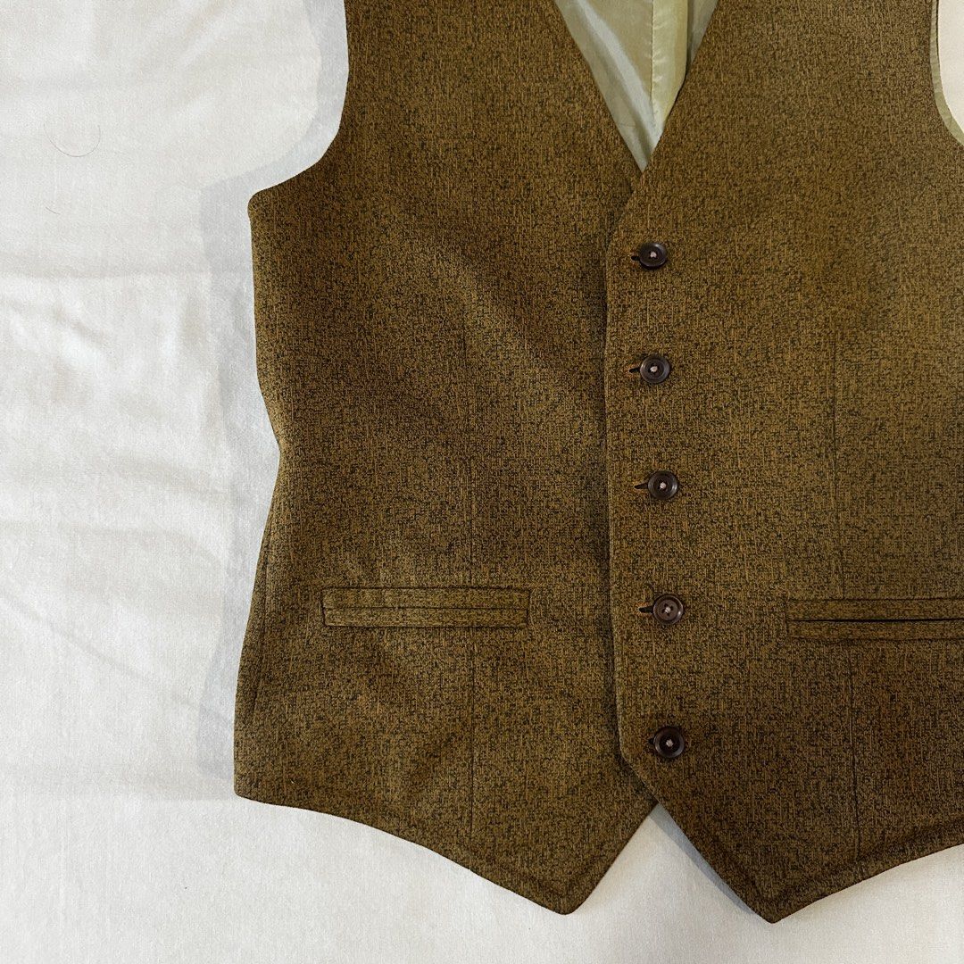 Oxford Twill Vest (Category: Coats, Jackets and Outerwear) located in Makati City. Submitted by mdp_declutters (Listing ID 1459105857, Image 2). Description: Perfect for oversized vest Styled it with skirt (last photo).