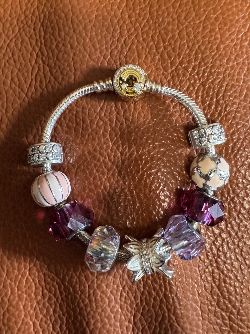 Pandora 手鍊送charm （分類：手鍊）位於 Hong Kong。 由 kitty_chen. 提交（商品編號 1459132347，圖片 1）。簡介： Pandora 手鍊一條 送charm 共9個。