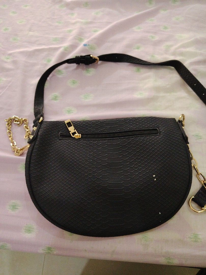 Parfois Belt Bag (Category: Cross-body Bags) located in Muntinlupa City. Submitted by madtan (Listing ID 1459120810, Image 2). Description: Very good condition Barely used.