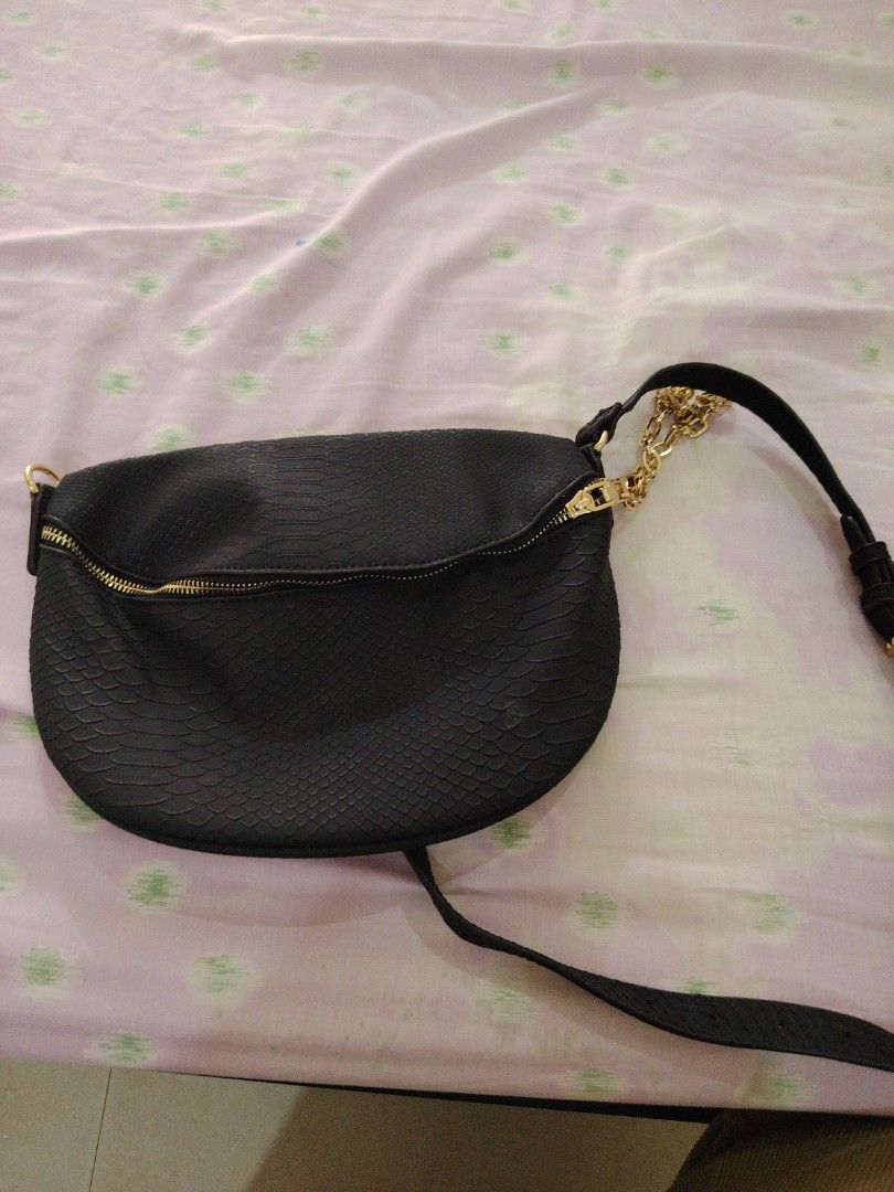 Parfois Belt Bag (Category: Cross-body Bags) located in Muntinlupa City. Submitted by madtan (Listing ID 1459120810, Image 1). Description: Very good condition Barely used.