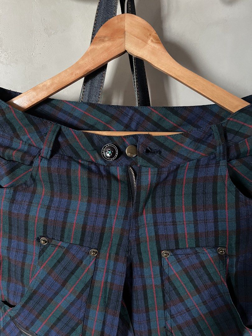Plaid Zipper Pocket Pants (Category: Jeans) located in Makati City. Submitted by jmseduardo (Listing ID 1459174044, Image 3). Description: Fits 30-32 Length 36 Lowrise Cool details and good quality Button added by previous owner.