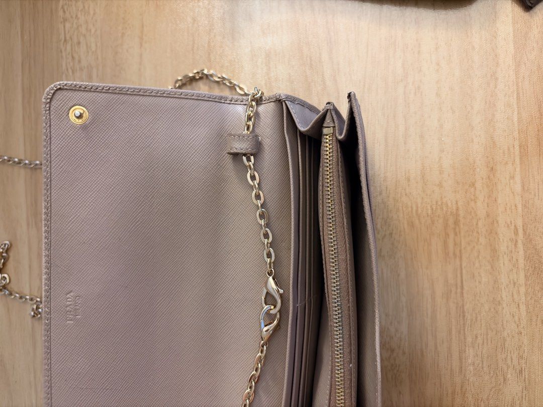 prada （分類：手袋及銀包）位於 Hong Kong。 由 lin1616168 提交（商品編號 1459136396，圖片 3）。簡介： * 帶是後加（非原裝帶） * 表面有部分甩皮。