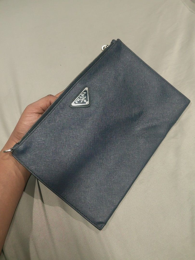 Prada flat clutch bag (Category: Luxury Bags & Wallets) located in Santa Rosa. Submitted by _ba_mo_si_ (Listing ID 1459220157, Image 1). Description: Plus sf Dn.