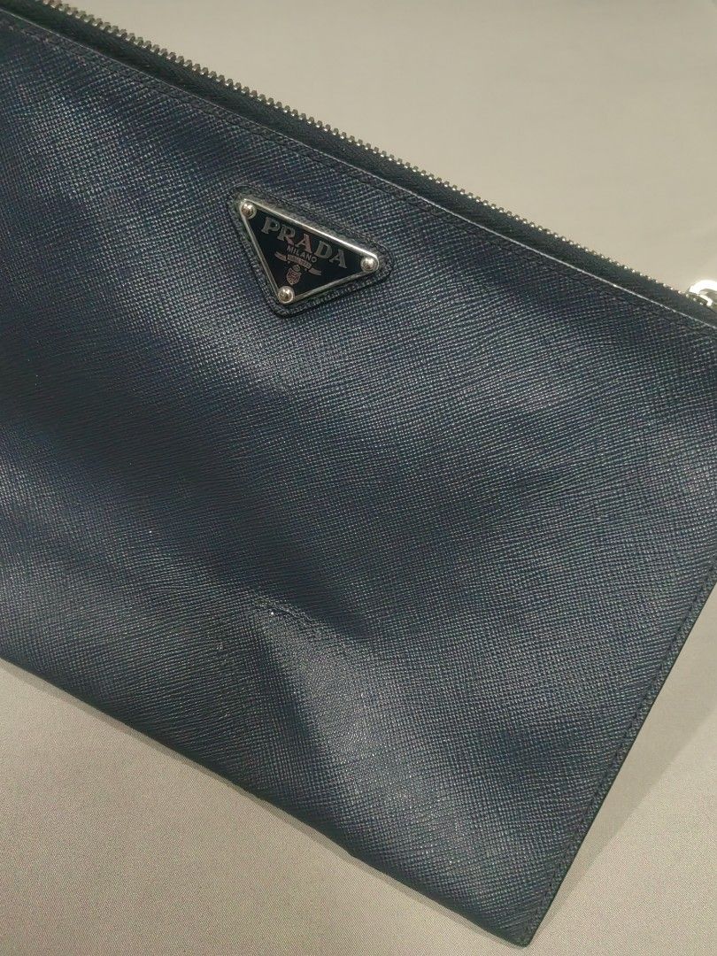 Prada flat clutch bag (Category: Luxury Bags & Wallets) located in Santa Rosa. Submitted by _ba_mo_si_ (Listing ID 1459220157, Image 3). Description: Plus sf Dn.