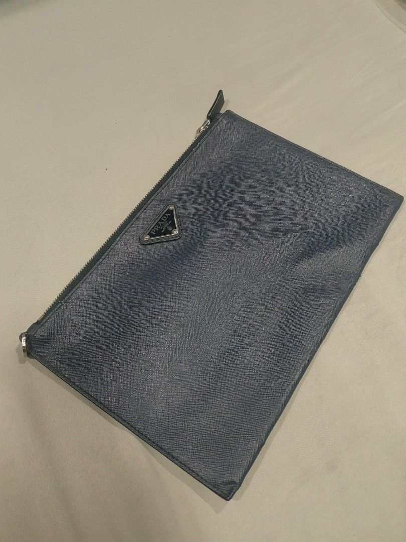 Prada flat clutch bag (Category: Luxury Bags & Wallets) located in Santa Rosa. Submitted by _ba_mo_si_ (Listing ID 1459220157, Image 2). Description: Plus sf Dn.
