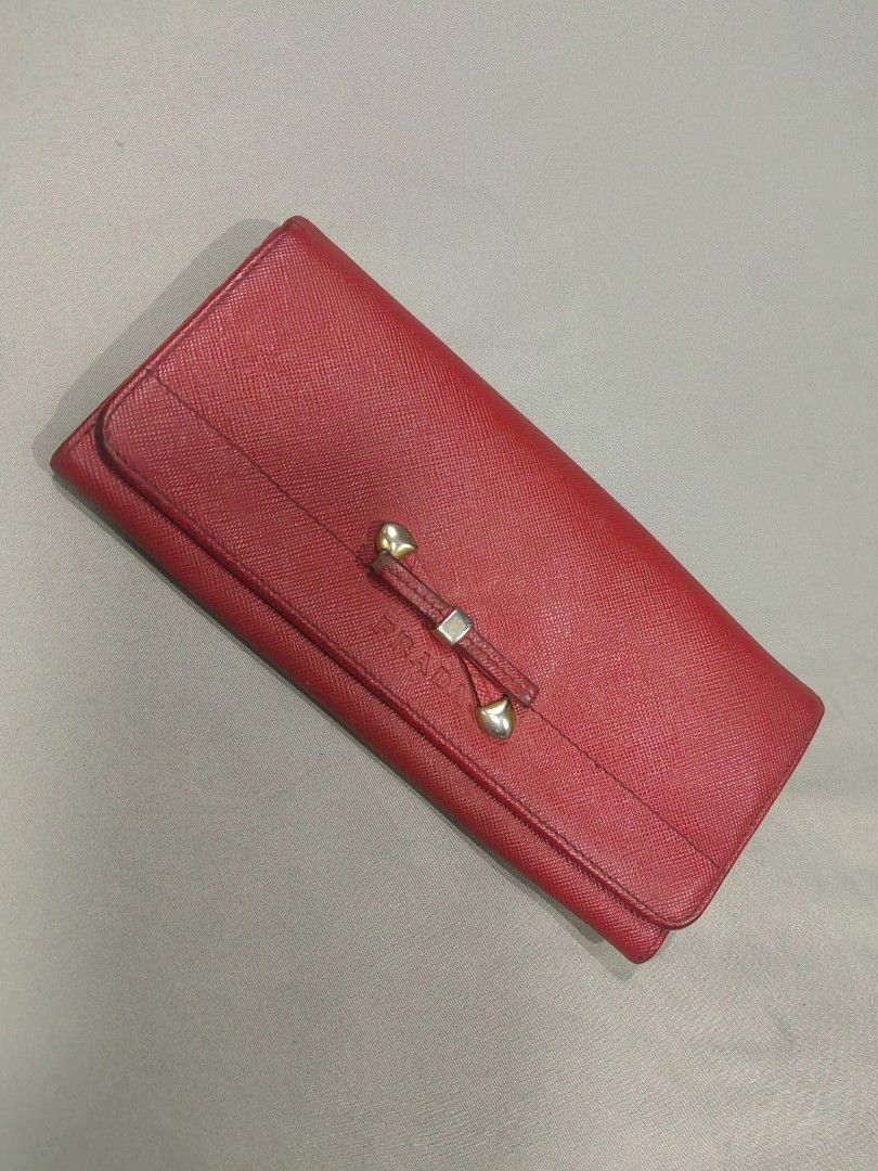 Prada long wallet (Category: Luxury Bags & Wallets) located in Santa Rosa. Submitted by _ba_mo_si_ (Listing ID 1459217998, Image 3). Description: Wallet only Plus sf Dm.