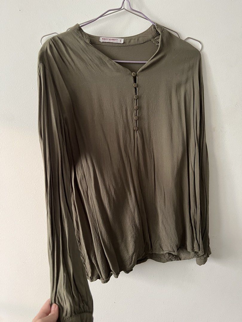 Random (Category: Tops) located in Kuala Lumpur. Submitted by ansxathrhx (Listing ID 1459186716, Image 3). Description: RM 6 each Lightly used Size S to small M .