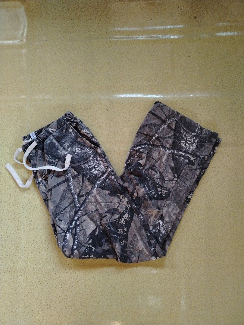 Realtree Pants (Category: Jeans) located in Bais. Submitted by chico_browse (Listing ID 1459229922, Image 3). Description: 𝗥𝗲𝗮𝗹𝘁𝗿𝗲𝗲 𝗣𝗮𝗻𝘁𝘀 (Baggy/Off) W: 28-38) (Stretchable) L: 41.5 Issue: Distressed hole (View pic) Cr: 9.5/10 Condi: Good condition .