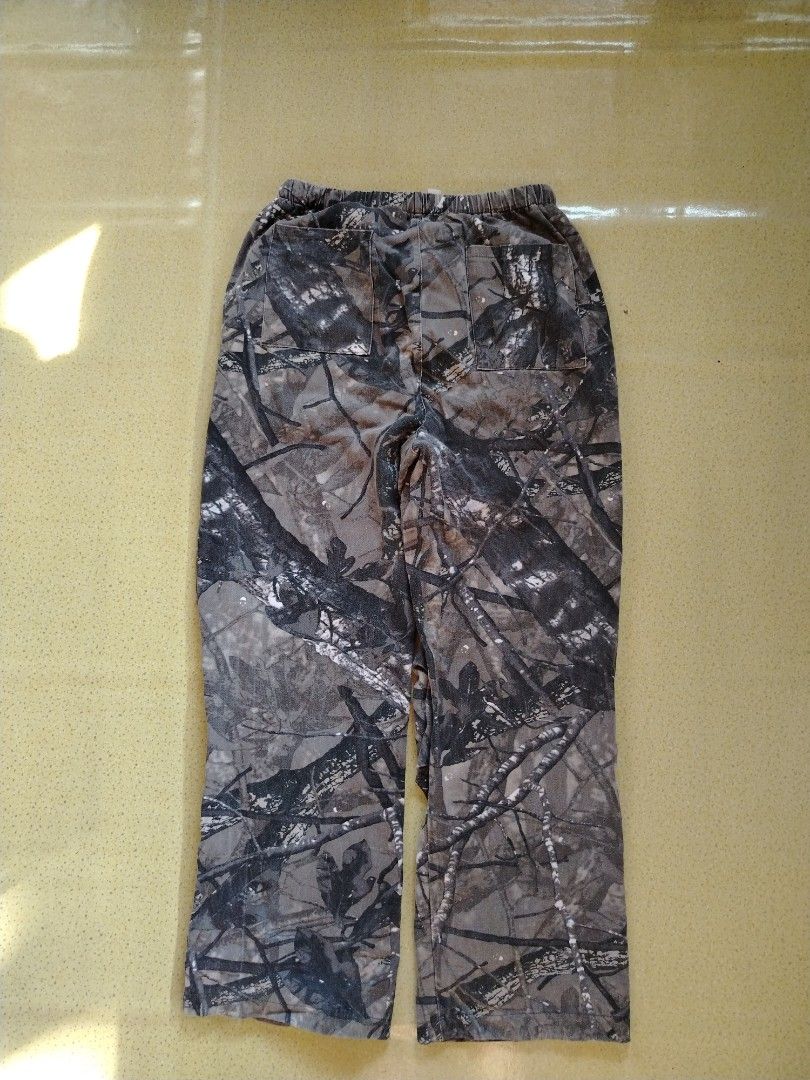 Realtree Pants (Category: Jeans) located in Bais. Submitted by chico_browse (Listing ID 1459229922, Image 2). Description: 𝗥𝗲𝗮𝗹𝘁𝗿𝗲𝗲 𝗣𝗮𝗻𝘁𝘀 (Baggy/Off) W: 28-38) (Stretchable) L: 41.5 Issue: Distressed hole (View pic) Cr: 9.5/10 Condi: Good condition .