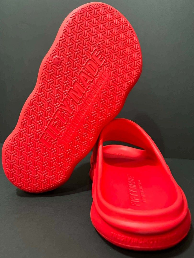 RED THE GIVING MOVEMENT SLIDES SIZE 40 (Category: Slippers and slides) located in General Mariano Alvarez. Submitted by deslacbayan (Listing ID 1459135189, Image 3). Description: - Brand: The Giving Movement - Color: Red - Size: 40 - Design: Padded strap - Features: Comfortable and stylish - Ideal for: Everyday wear - Includes: Original box - Don't miss out!.