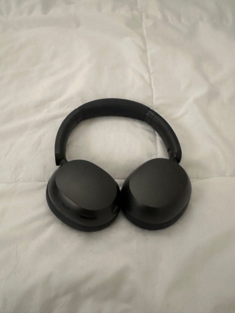REDMI Neo Headphones (Category: Headphones & Headsets) located in Manila. Submitted by archivesnisoy (Listing ID 1459128823, Image 1). Description: I used it only for a week to test if I should stick to my Airpods Pro before purchasing Airpods Max. I figured I don't like chunky headphones. You can have this! Please take note I no longer have the box. .