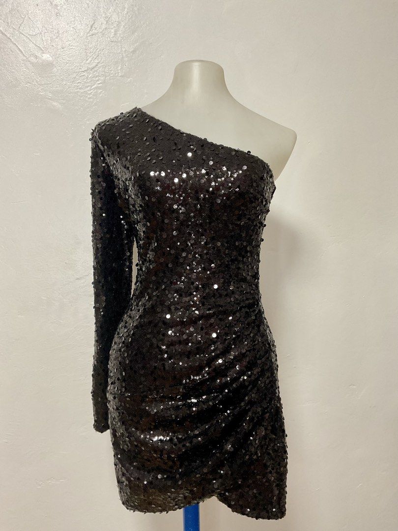 RENT - BLACK SEQUIN ONE-SHOULDER DRESS (Category: Dresses) located in Manila. Submitted by andreya.gwen11 (Listing ID 1459097530, Image 1). Description: Size: S-M.