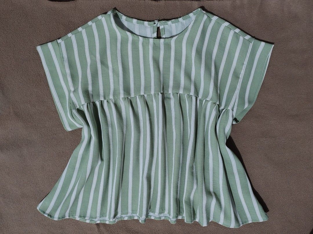 Ruffle Loose Semi Top (Category: Others Tops) located in Manila. Submitted by moonlit.tk (Listing ID 1459189809, Image 1). Description: S: onesize No issues.