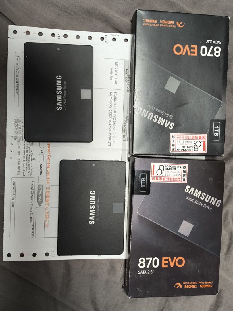 [出售/交換] Samsung 870 EVO 1TB x2 (健康度99%/2023越南產/有單有保) （分類：硬碟及儲存器）位於 Hong Kong。 由 kkko18 提交（商品編號 1459274116，圖片 1）。簡介： ​產地與批次：2023年1月29日 越南生產（非早期2021-2022年問題批次），已穩定通電測試，SMART 05/BB 原始值全 0，品質極佳。 ​狀況：長放 NVR，通電時間長但寫入極少（一隻僅 6.4TBW，另一隻僅 3.7TBW，壽命均消耗約 1%）。開機次數分別只有 12 次與 21 次。 ​保養：附正都電腦正本發票（2023年4月購入），官方 5 年保養至 2028年4月（約剩 19 個月保）。 ​售價：單隻 $1,300 | 兩隻打包 $2,500 ​交換：接受 NVMe SSD 交換 A. 1TB SATA交換全新 1TB NVMe B. 1TB SATA交換舊 1TB NVMe + 512GB NVMe C. 1TB x2 交換全新2TB 