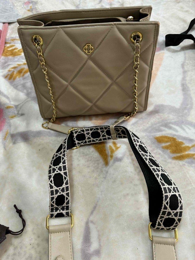 Secosana Bag (Category: Shoulder Bags) located in Manila. Submitted by cookiebimo (Listing ID 1459246321, Image 2). Description: Everything is seen on pic Peeling on one strap With detachable strap .