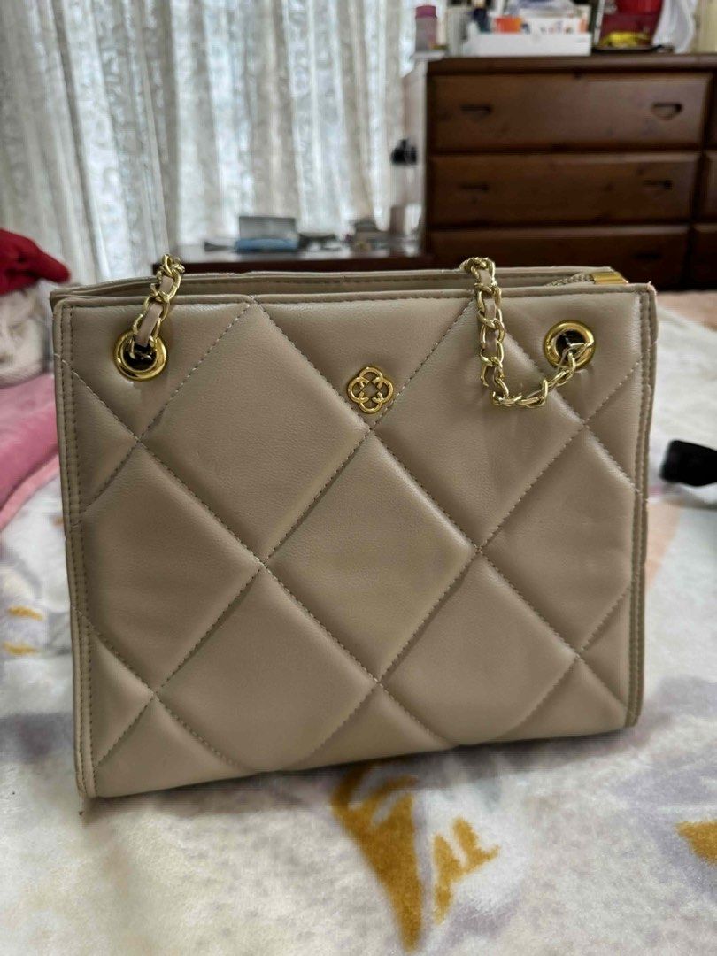 Secosana Bag (Category: Shoulder Bags) located in Manila. Submitted by cookiebimo (Listing ID 1459246321, Image 1). Description: Everything is seen on pic Peeling on one strap With detachable strap .