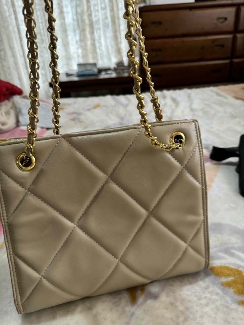 Secosana Bag (Category: Shoulder Bags) located in Manila. Submitted by cookiebimo (Listing ID 1459246321, Image 3). Description: Everything is seen on pic Peeling on one strap With detachable strap .
