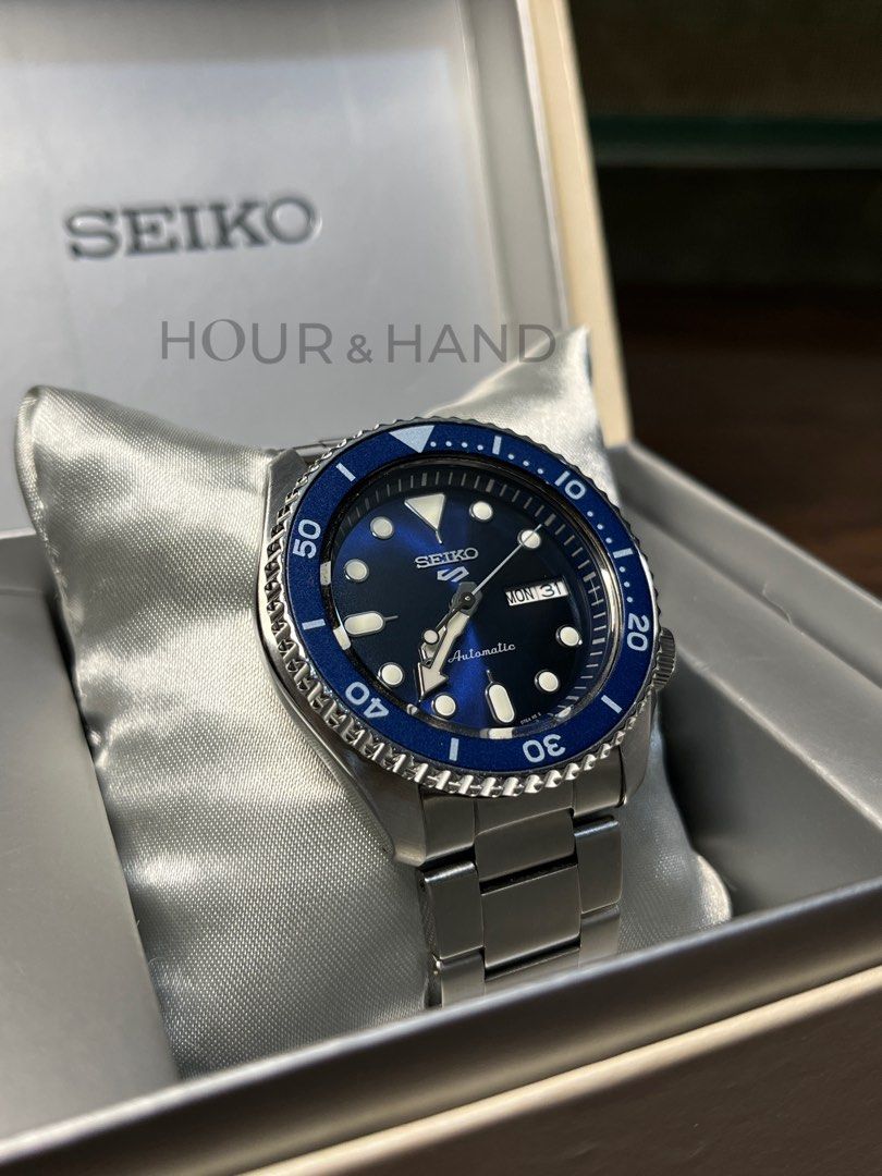 Seiko 5 SRPD51 “Smurf” (Category: Luxury Watches) located in Cebu City. Submitted by elijah.liston (Listing ID 1459231733, Image 3). Description: Seiko 5 Sports SRPD51K1 “Smurf” By Hour & Hand 📍 Cebu City – Meetups Available 💳 BPI / GCash / Cash A classic Seiko 5 Sports with the iconic blue-on-blue combination. The SRPD51 is an easy everyday piece with plenty of wrist presence and a versatile sporty look. ⸻ Price • Hour & Hand Price: ₱9,800 ⸻ K