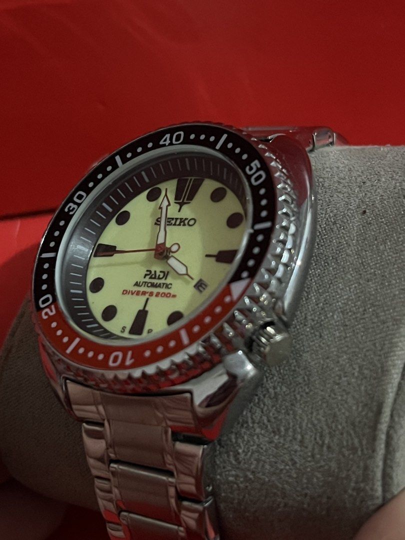 Seiko PADI Divers 200m Watch (Category: Men's Watches) located in Manila. Submitted by annesabiniano (Listing ID 1459136284, Image 2). Description: BATTERY OPERATED - Seiko PADI Dive Watch - Water Resistant: 200m - Features: Cream dial, rotating bezel - Bracelet: Stainless steel with deployant clasp - Condition: Good - Ideal for: Diving and everyday wear.