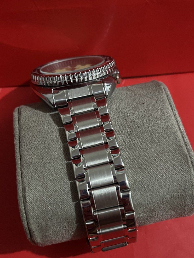 Seiko PADI Divers 200m Watch (Category: Men's Watches) located in Manila. Submitted by annesabiniano (Listing ID 1459136284, Image 3). Description: BATTERY OPERATED - Seiko PADI Dive Watch - Water Resistant: 200m - Features: Cream dial, rotating bezel - Bracelet: Stainless steel with deployant clasp - Condition: Good - Ideal for: Diving and everyday wear.
