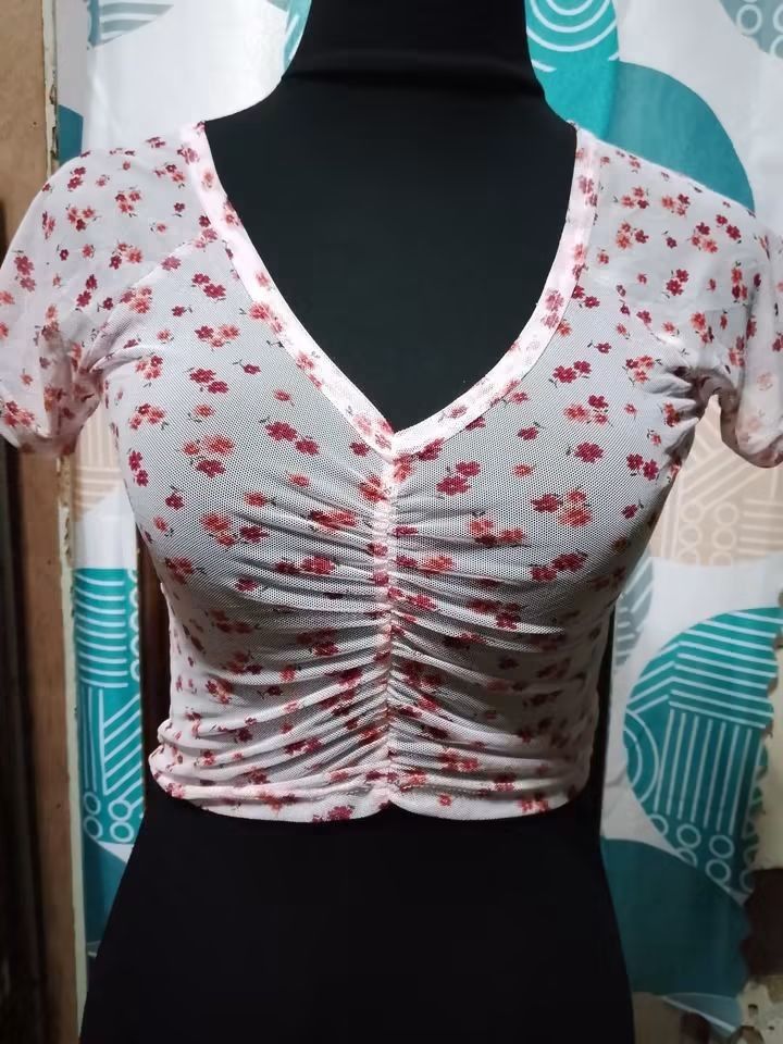 Sheer Floral Mesh Ruched Crop Top (Category: Others Tops) located in Batangas. Submitted by sheenx.09 (Listing ID 1459164623, Image 1). Description: - S on tag (xs to s) - Sheer mesh crop top 😉 - Ditsy floral print 😊 - Flattering ruched front - V-neckline - Short sleeves 🫶 - Versatile for casual outings or nights out.