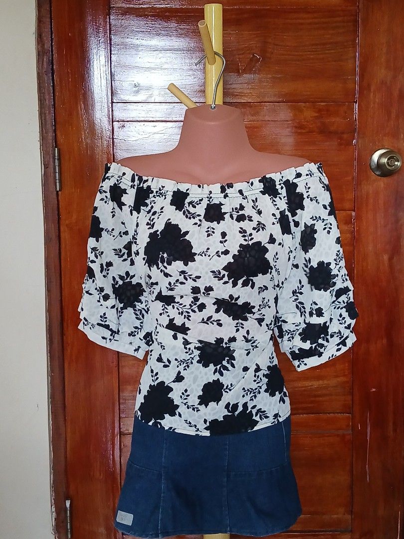 Short-Sleeved Off-Shoulder Blouse (Category: Blouses) located in Angadanan. Submitted by thriftby.cla (Listing ID 1459219118, Image 1). Description: MEDIDA SIZING!!! Size: XXL | 48 bust ~•~ 📍Angadanan, Isabela | Luzon Area.