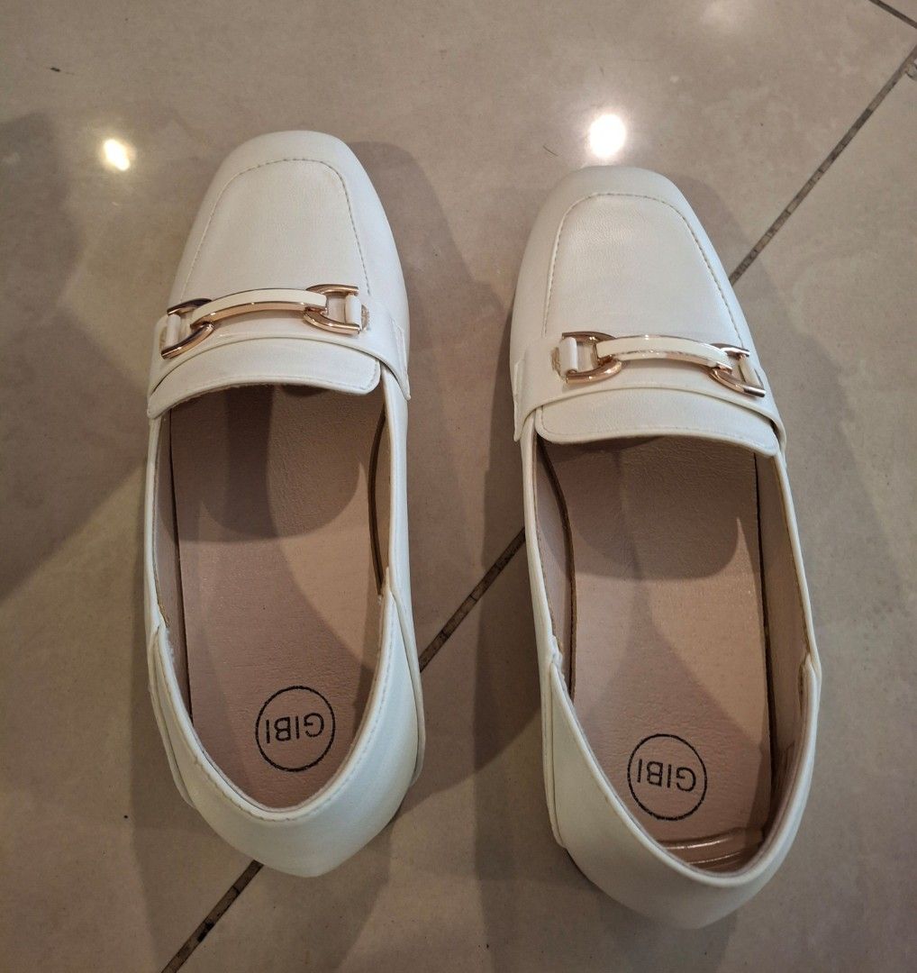 SM Store White Loafers Size 36 (Category: Loafers) located in Pasig City. Submitted by SKY100 (Listing ID 1459132355, Image 1). Description: - Brand: SM Store - Model: BT 7584 A1 - Type: White Loafers Very soft material - Size: 36 - Condition: Only used 1 time due to wrong size - Original Price: P1899.00 - Includes: Original Box.