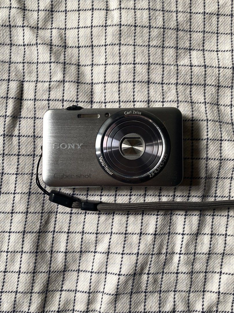 Sony Cybershot DSC WX50 Silver (Category: Cameras) located in Taguig. Submitted by _rosiesells (Listing ID 1459245614, Image 1). Description: Selling my pre-loved compact digicam Sony Cybershot DSC WX50 📷 Quality is so crisp and has multiple settings that can be adjusted. I really love this camera!! I bought it in pink so this one is a spare. 16.2 megapixels Full HD video issue: battery cover Inclusions: - battery - long strap - original case - 
