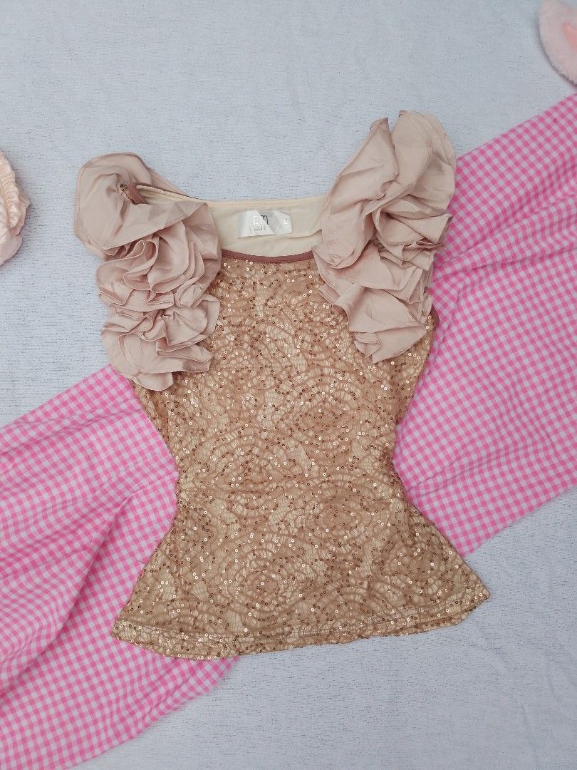 Sparkly Sequin Top with Ruffle Sleeves (Category: Blouses) located in Laur. Submitted by zystilo (Listing ID 1459239726, Image 2). Description: - Stunning gold sequin top - Features pretty, soft, and flowy ruffle sleeves - Intricate sequin pattern for a dazzling look - Sleeveless design - Versatile: pairs perfectly with skirts or pants - Ideal for parties, nights out, or dressing up any outfit.