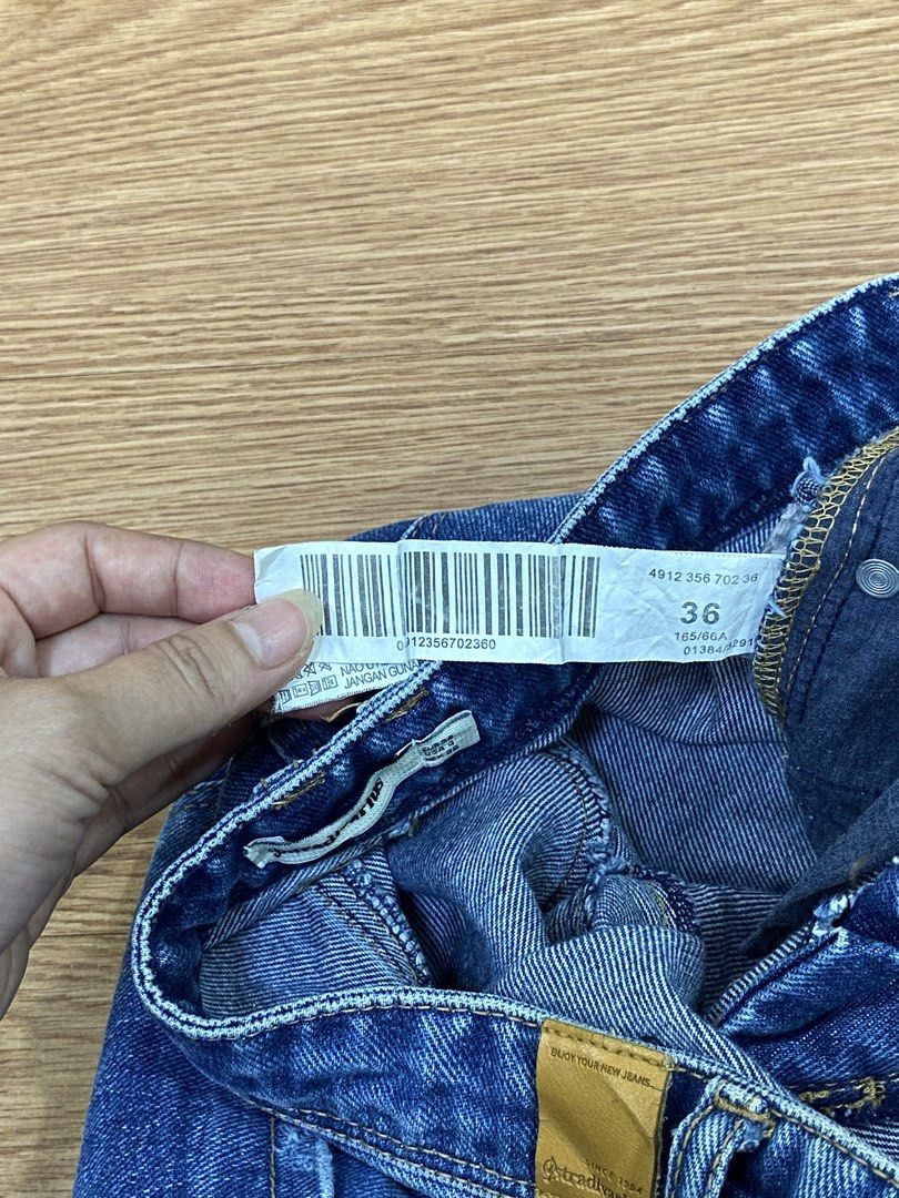 Stradivarious Blue Denim Highwaisted Shorts (Category: Shorts) located in Quezon City. Submitted by dcbys (Listing ID 1459239754, Image 3). Description: no issues unused W 36–37.