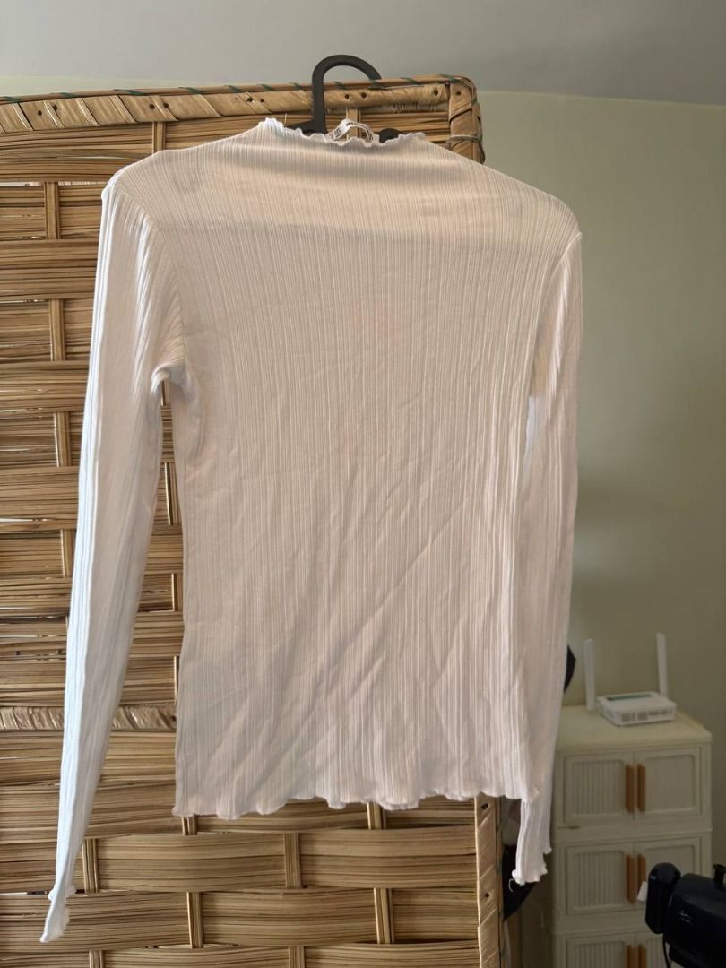 Stradivarius White Ribbed Mock Neck Long Sleeve Top (Category: Longsleeves) located in Manila. Submitted by jimmy_juniorrr (Listing ID 1459174146, Image 2). Description: - White long sleeve top from Stradivarius - Mock neck design - All-over ribbed texture - Lettuce edge detail on hem and cuffs - Versatile for pairing with jeans or skirts - Great for layering.