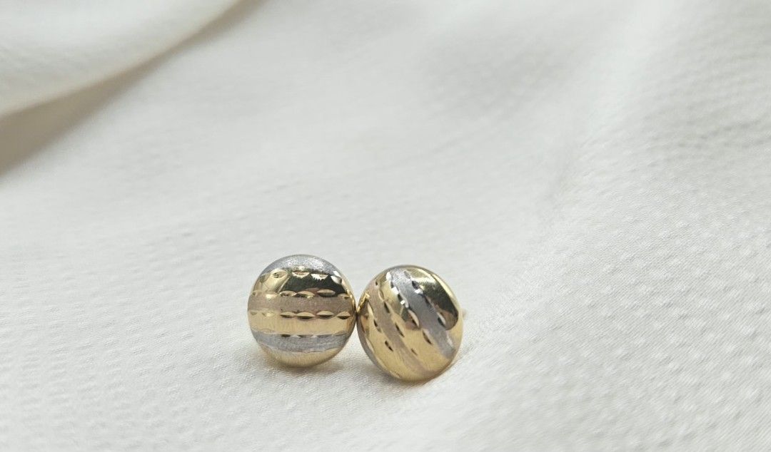 Stud gold earrings pawnable brand new (Category: Earrings) located in Manila. Submitted by maxessentials (Listing ID 1459205552, Image 1). Description: brand new 14k gold pawnable.