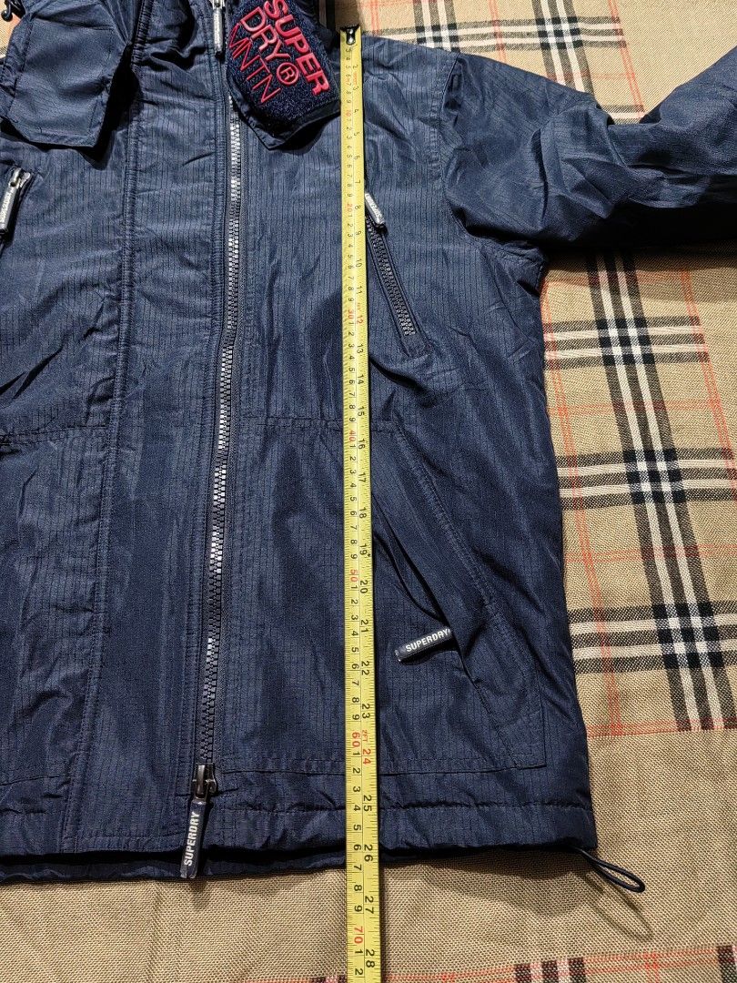 SUPERDRY (Category: Coats, Jackets and Outerwear) located in Baguio. Submitted by curated_luxe_brandeds (Listing ID 1459111151, Image 3). Description: SUPERDRY DIMENSION :L26 X W21 FITS MEDIUM MENS FITS LARGE WOMENS SEE PICS FOR DETAILS LIKE NEW CONDITION COLOR MAY VARY DUE TO LIGHTING MOP BDO /GCASH NO COD /COP FB PAGE /CAROUSELL: curated_luxe_brandeds FACEBOOK SELLING ACCOUNT: Esteph Colpita SA PHYSICAL STORE :STALL 324A THIRD FLOOR SKYWORLD SE