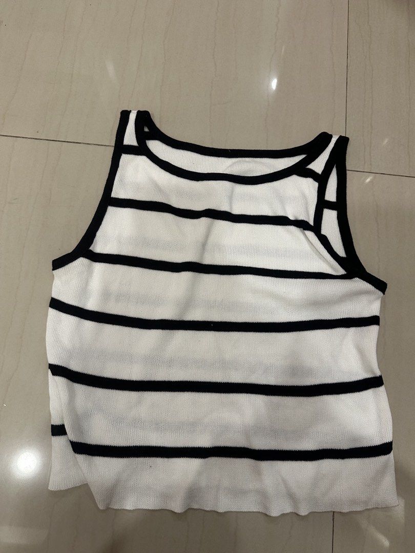 Tank top striped (Category: Sleeveless) located in San Carlos. Submitted by alora_julia15 (Listing ID 1459176480, Image 1). Description: .