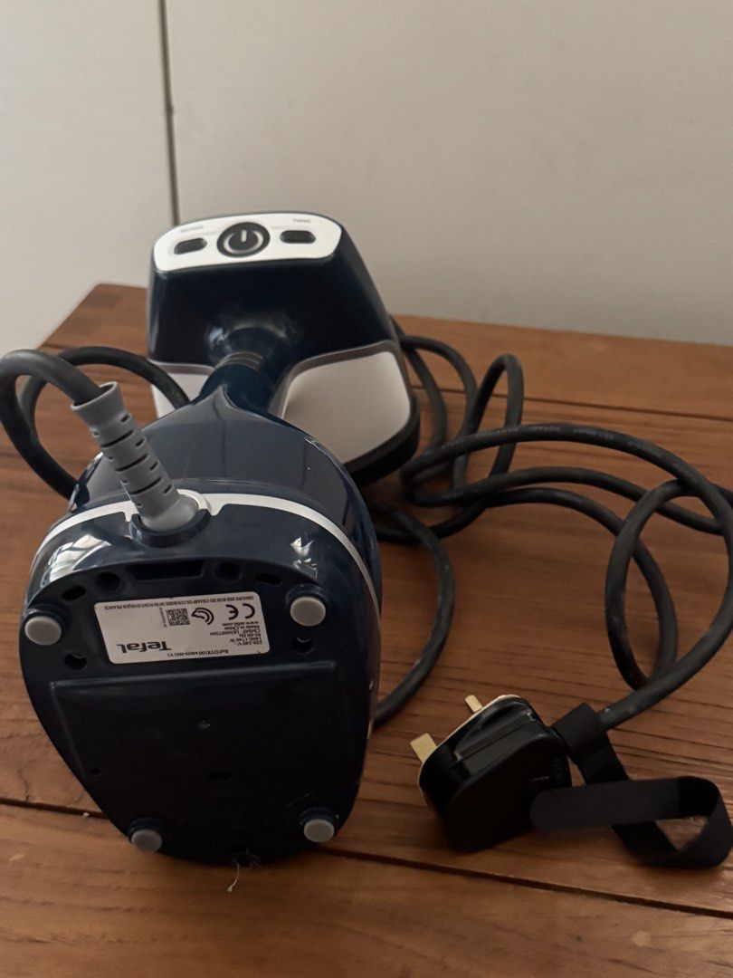 Tefal 蒸氣掛燙機 （分類：熨斗及掛熨機）位於 Hong Kong。 由 kolkolmiy 提交（商品編號 1459095007，圖片 3）。簡介： 呢部 Tefal 蒸氣掛燙機，加熱蒸氣熨斗頭，熨衫好方便。電線夠長，用起上嚟冇咁侷促。適合屋企用，執拾衣物一流。。