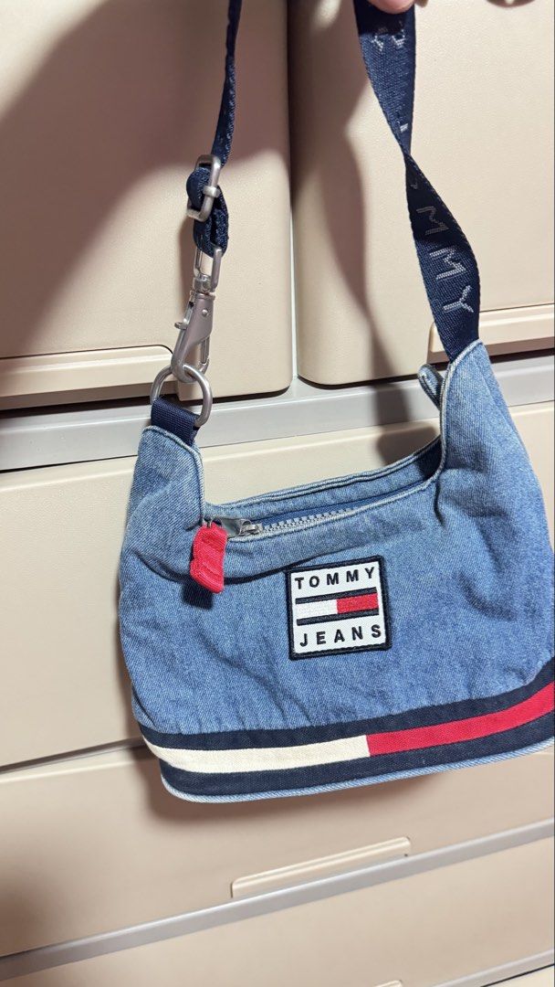 Tommy Hilfiger Jeans Tote Bag (Category: Tote Bags) located in Manila. Submitted by ririkah (Listing ID 1459091387, Image 2). Description: Lightly used Original.