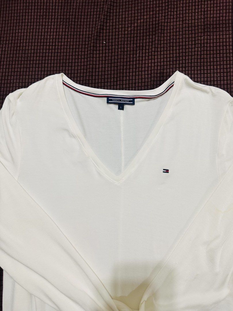 Tommy Hilfiger White V-Neck Long Sleeve (Category: Longsleeves) located in Manila. Submitted by oja02 (Listing ID 1459261932, Image 2). Description: Tommy Hilfiger Longsleeve V-neck Color: White Size: Small on tag but can fit up to XL Unisex Brand New. Never worn Super nice in actual Loc: Manila.