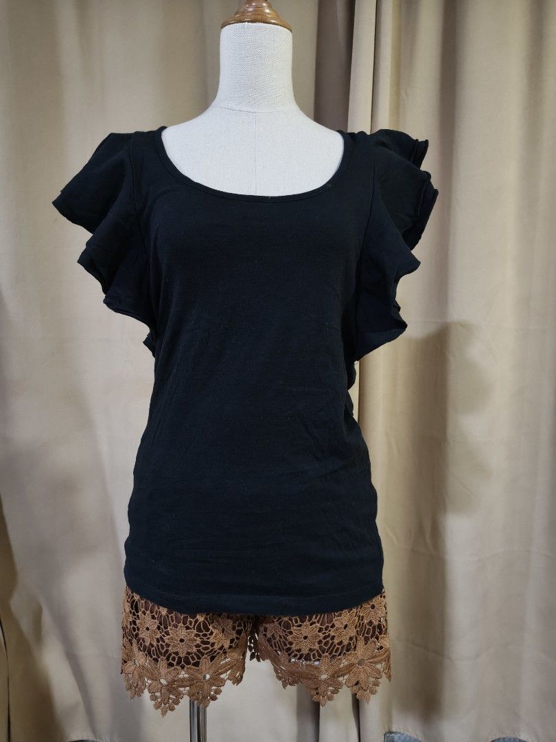 Topshop Black Flutter Sleeve Top (Category: Blouses) located in Bacoor. Submitted by fernandezjekri (Listing ID 1459200257, Image 2). Description: - Simple and versatile - Occasion: Great for casual wear or dressing up Payment thru Gcash or BDO.