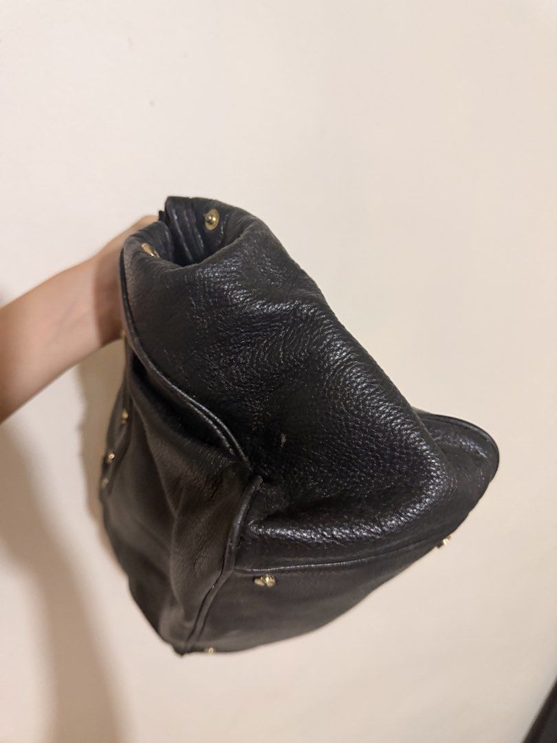 TORY BURCH TWO WAY BAG (Category: Luxury Bags & Wallets) located in Bacoor. Submitted by nd.clothing (Listing ID 1459196677, Image 3). Description: ORIGINAL.