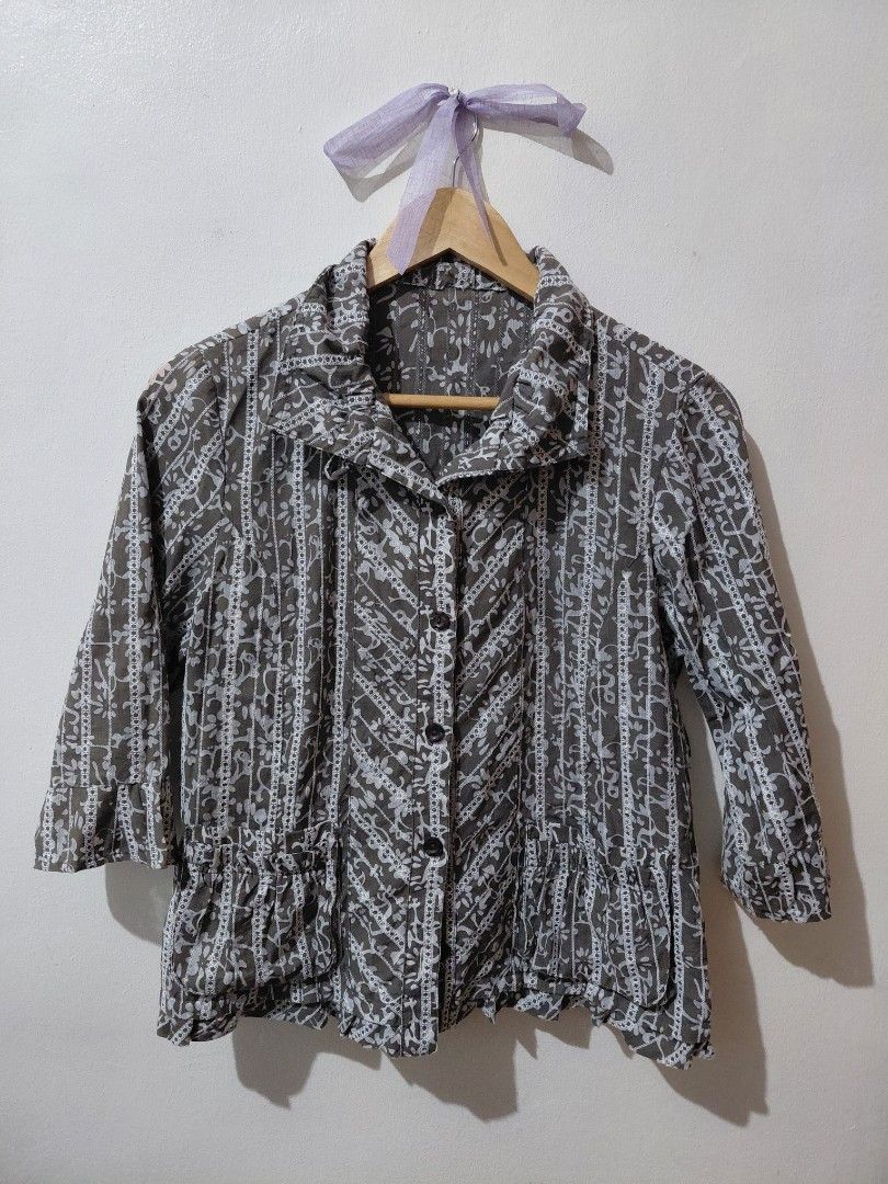 Unbranded Patterned Button-Up Shirt Top (Category: Longsleeves) located in Tarlac. Submitted by wornwardrobe (Listing ID 1459177694, Image 1). Description: Will best fit size S Discoloration at the back, see photo Kindly note that all items are stored at my parents' house and not on hand. Retrieval takes up to 2 weeks before shipping. Please purchase only if you're okay with the wait. Message me to check the next available shipping date! Thank yo