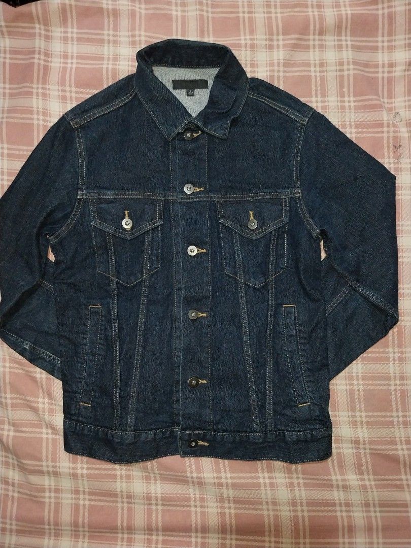 Uniqlo Denim Trucker Jacket (Category: Coats, Jackets and Outerwear) located in Manila. Submitted by dustinrega98567 (Listing ID 1459156347, Image 1). Description: Uniqlo Denim Trucker Jacket Excellent Conditon No issue DIMES: L 28.5 W 28.5 DM📩.