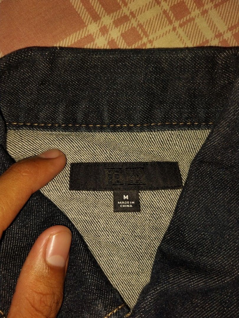 Uniqlo Denim Trucker Jacket (Category: Coats, Jackets and Outerwear) located in Manila. Submitted by dustinrega98567 (Listing ID 1459156347, Image 3). Description: Uniqlo Denim Trucker Jacket Excellent Conditon No issue DIMES: L 28.5 W 28.5 DM📩.