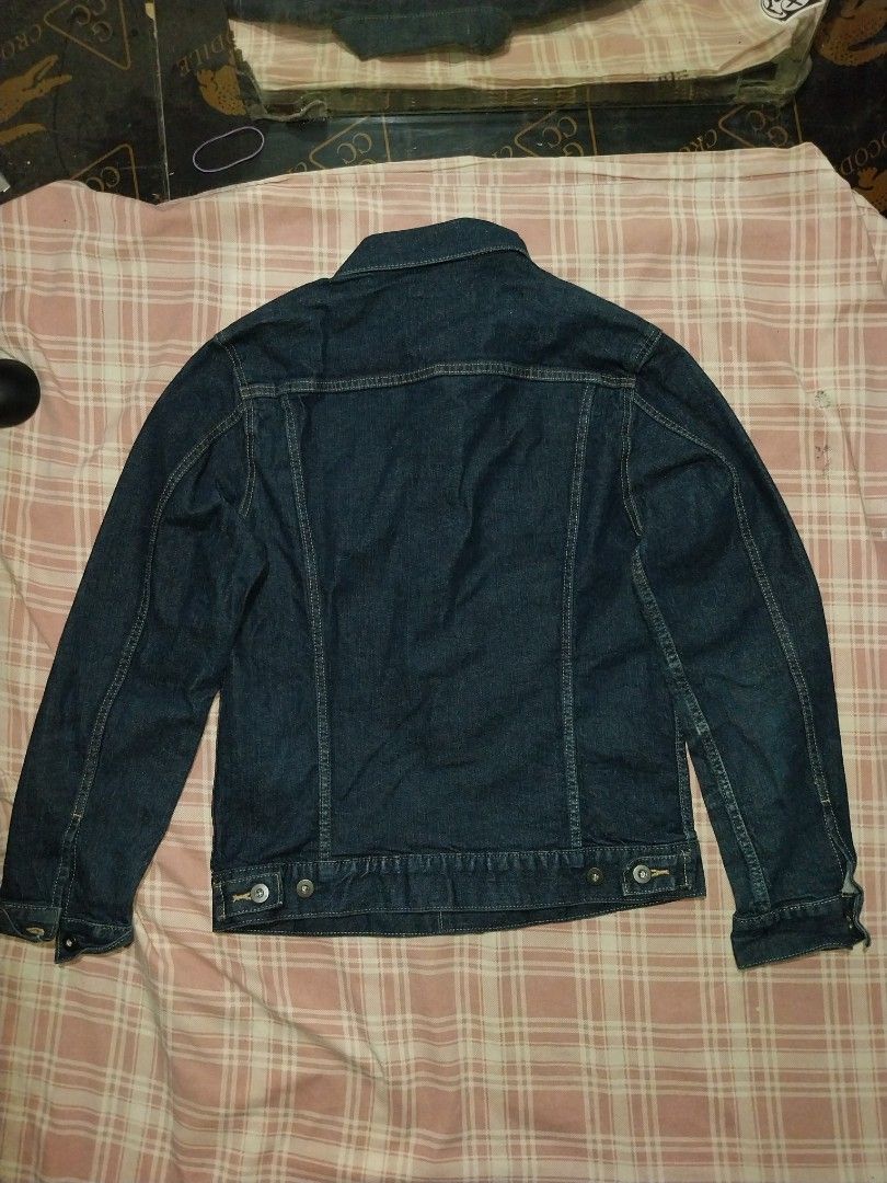 Uniqlo Denim Trucker Jacket (Category: Coats, Jackets and Outerwear) located in Manila. Submitted by dustinrega98567 (Listing ID 1459156347, Image 2). Description: Uniqlo Denim Trucker Jacket Excellent Conditon No issue DIMES: L 28.5 W 28.5 DM📩.
