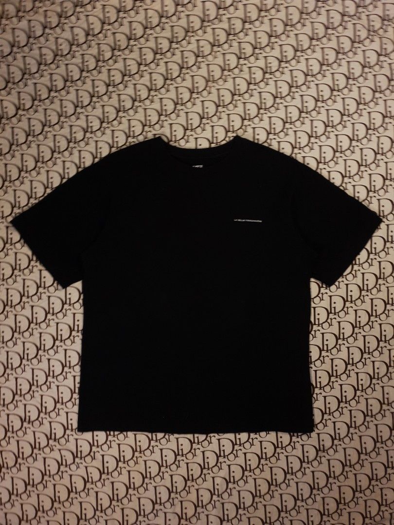 Uniqlo Musee Du Louvre (Category: Tshirts & Polo Shirts ) located in San Fernando. Submitted by retro.district. (Listing ID 1459197731, Image 2). Description: - Uniqlo art tee/art tshirt - Size: XL - Condition: Excellent - no issue - Color Rate: 9.5/10.