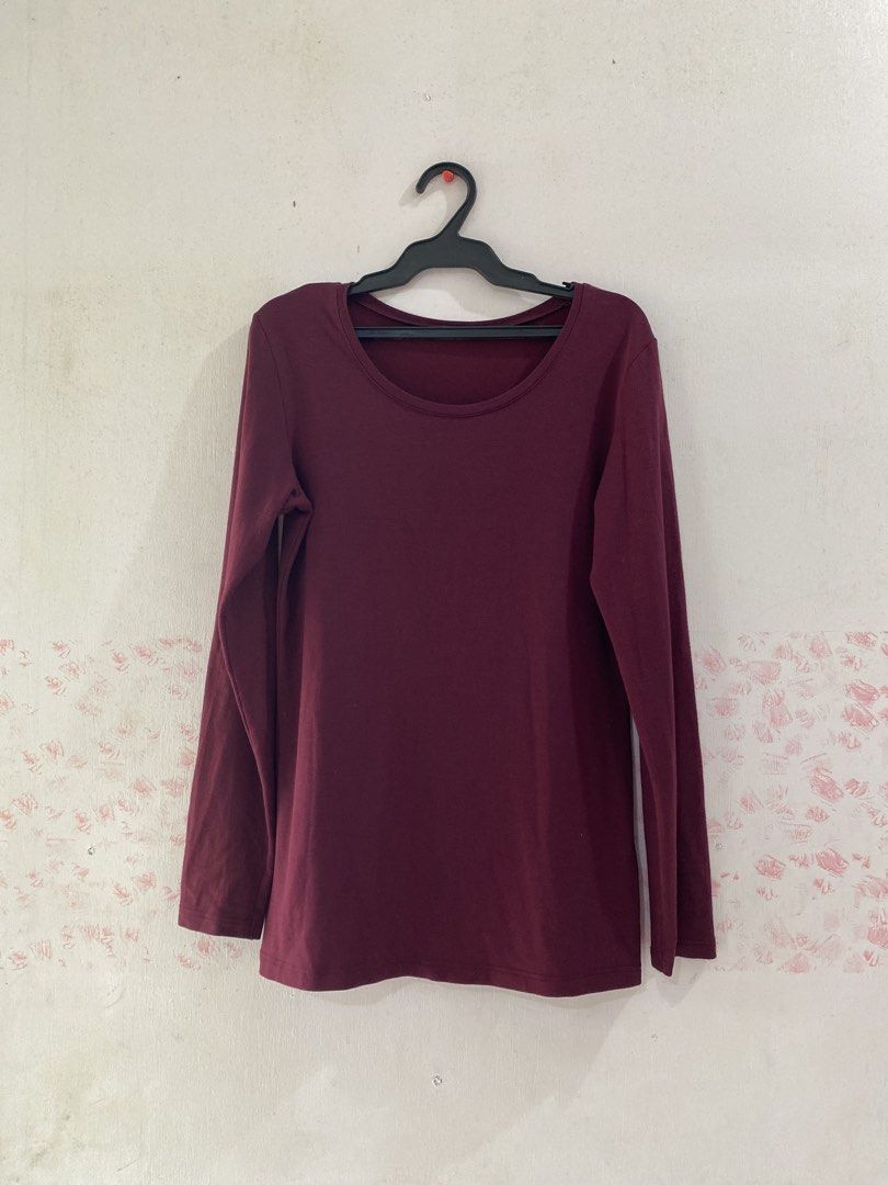 UNIQLO WOMAN MEDIUM EXTRA WARM HEATTECH (Category: Longsleeves) located in Quezon City. Submitted by pinkylivar (Listing ID 1459124980, Image 1). Description: Size - Medium Color- Maroon Issue- sign of usage pero good na good pa din for inner.
